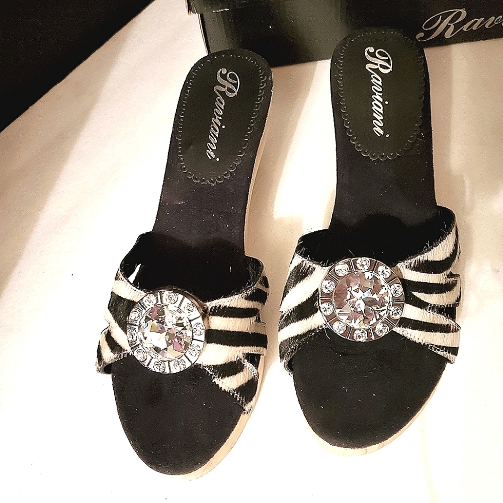 🤍🖤NWOT Beautiful Zebra Slides🖤🤍